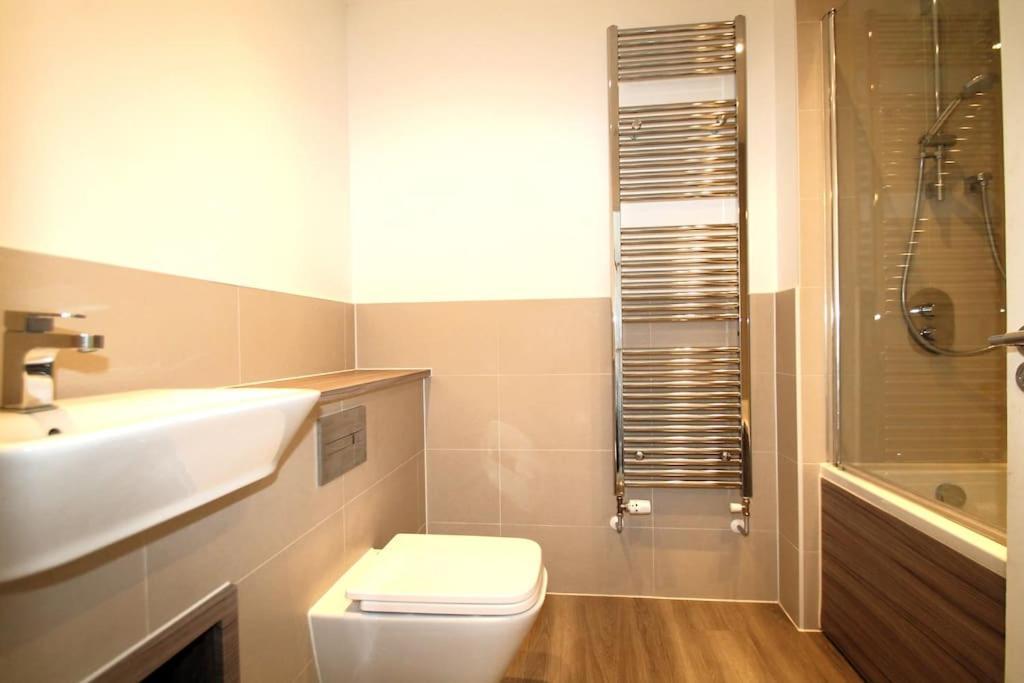 Villa Beaulieu Park - Sleeps 10 - Chelmsford à Broomfield  Extérieur photo