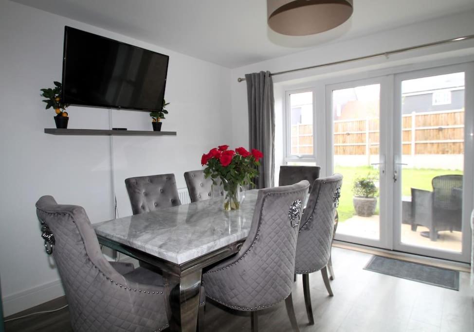 Villa Beaulieu Park - Sleeps 10 - Chelmsford à Broomfield  Extérieur photo
